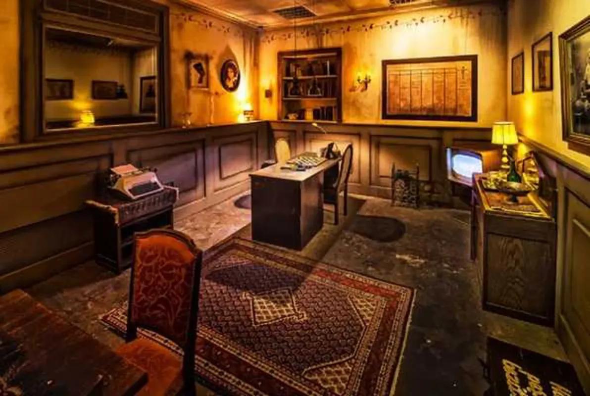 Escape Extraordinary Director F.Haltsman